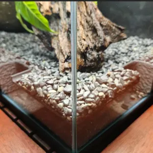 Aquarium corner cave
