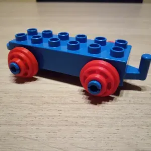 Duplo train wheel and spacer for wood track
