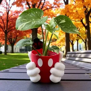 Mickey Hands Vase: A touch of Disney magic for your decor!
