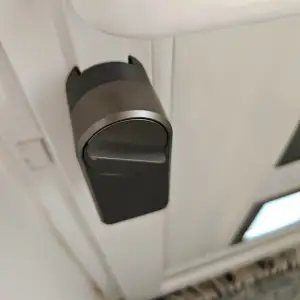 Raykube A1 smart lock cover to door