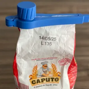 Clip for 1 kg package of flour