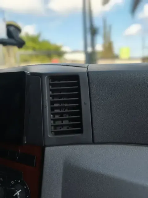 Air Vent Control Clip for Jeep Grand Cherokee 2005-2010 — Image 2 of 4