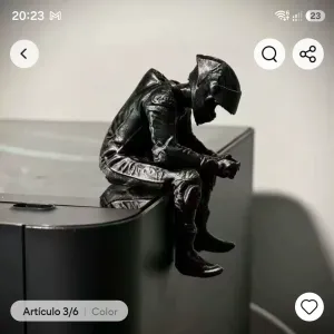 Piloto de moto GP sentado