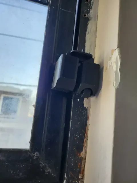 Sliding window lock - Gravity U-lock — Image 4 of 7