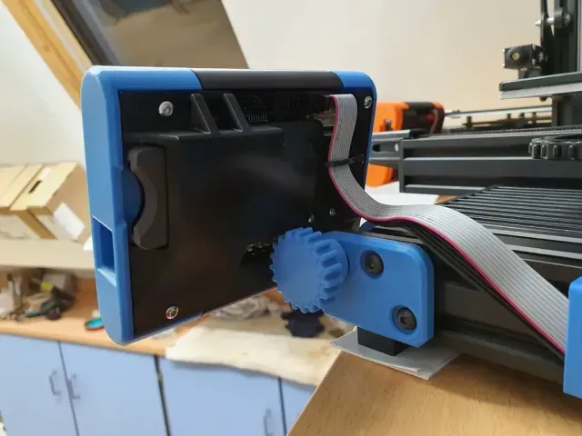 Slim Pivoting Display Housing for the Ender 3 & 5 — Фото 3 из 9