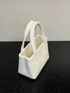 手提包  有内部空间 可以使用