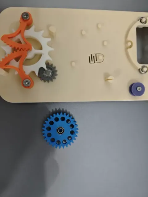 Mobile mechanical phone case - Clockwork power — Image 3 of 9