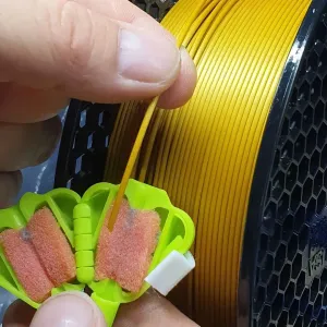 Filament guide/cleaner for CFS