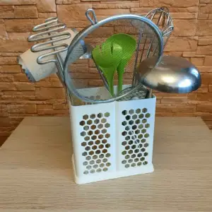 Kitchen utensil basket