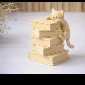 Милый котик на стопке книг — фигурка
