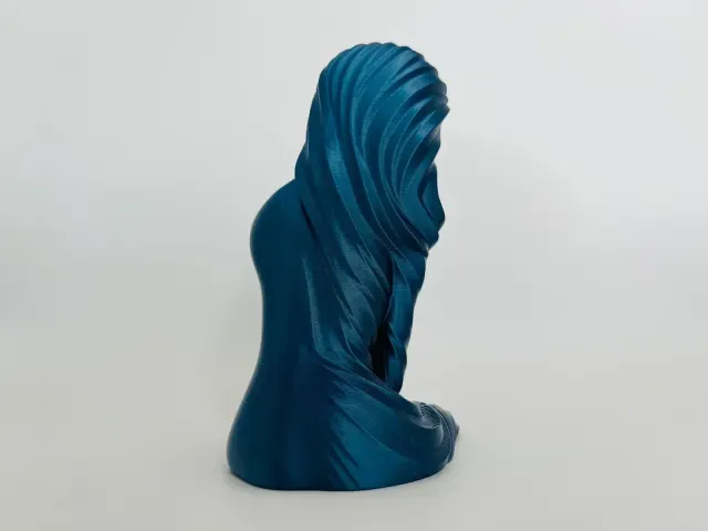Wavy lady statue — Image 3 of 4