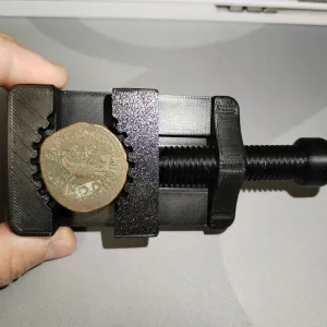 Sujeta monedas para limpieza