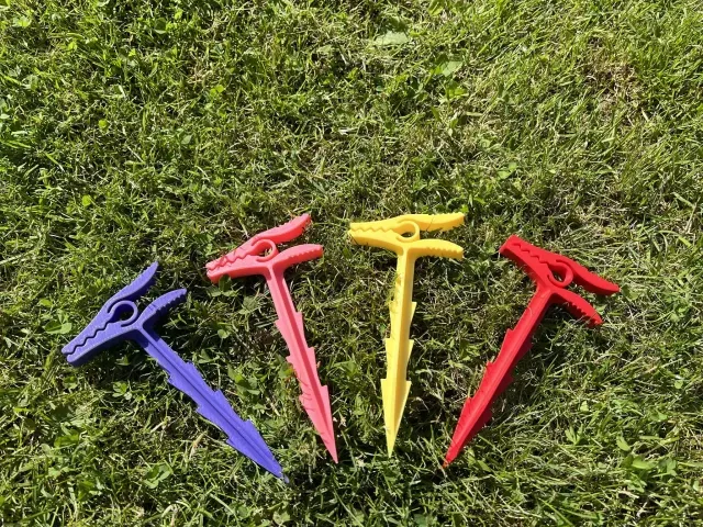 Peg to hold beach blanket against wind — Image 5 of 6