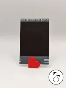 Minimalist Heart – Stand for MagicRelief & Instax