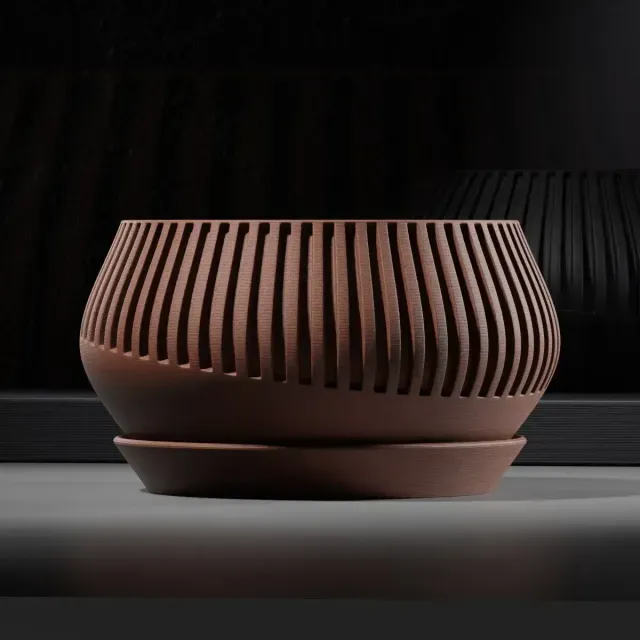 Broken planter — Image 3 of 8