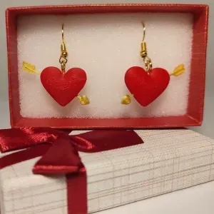 pendientes en forma de corazón con flechas