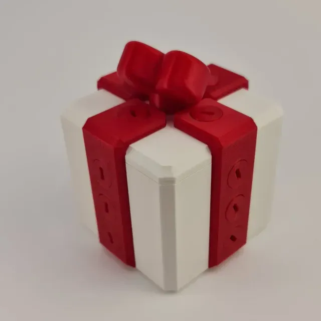 Gift Box With Hearth Locked with 16 Screws — Фото 4 из 9