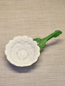 A dandelion-shaped tea spoon stand - podstawka dmuchawiec