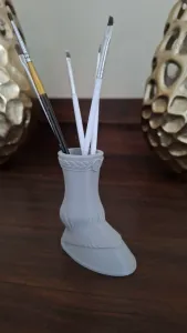 Horseshoe pencil holder