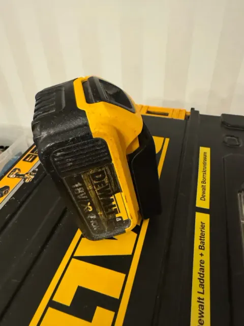 DeWalt Battery Holder Compact Wall Mount DeWalt 20V/18V XR — Image 8 of 9
