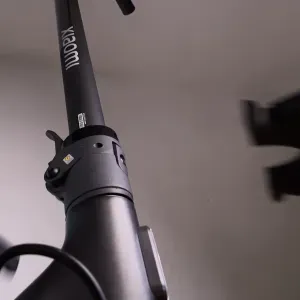 VERTICAL SCOOTER SUPPORT WITHOUT SCREWS