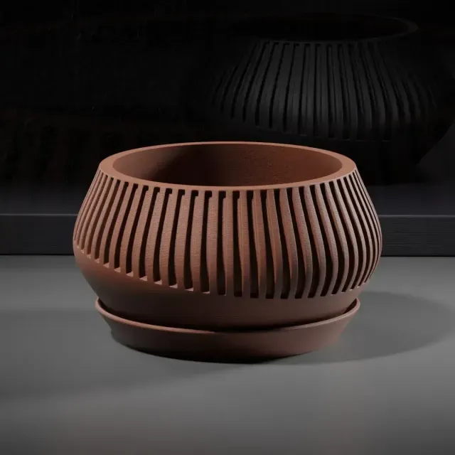 Broken planter — Image 2 of 8