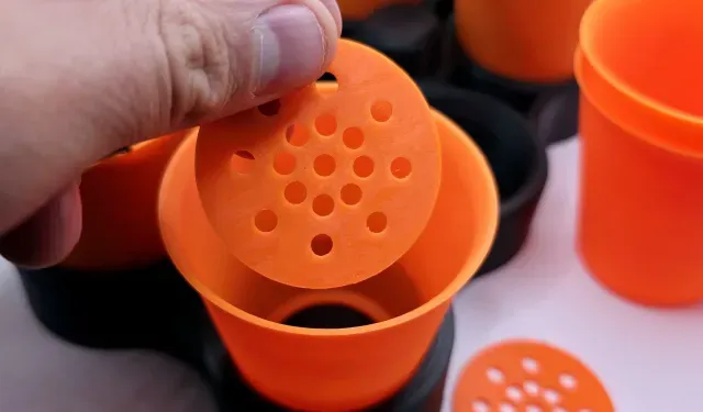 SMALL SEEDLING PLANT POTS — Image 4 of 9