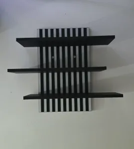 Modernes Wandregal mit 3 Ablagen – Geometrisches Lamellen-De