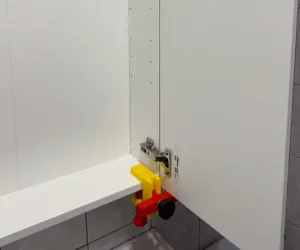 device for mounting doors in cabinets