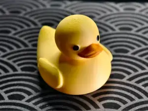 可以浮在水上的小黄鸭,底部做了配重,漂浮平稳
