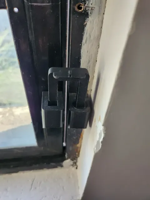 Sliding window lock - Gravity U-lock — Image 6 of 7