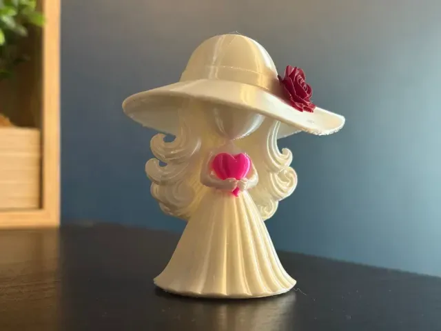 Lady with heart — Image 2 of 4