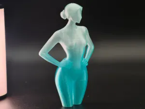 优雅的女性雕塑