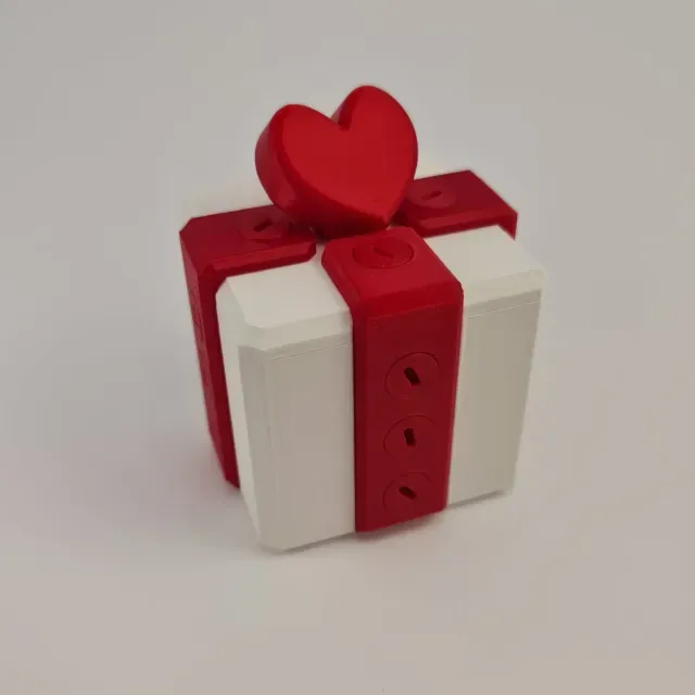 Gift Box With Hearth Locked with 16 Screws — Фото 3 из 9