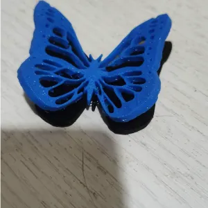 mariposa llavero arqueada sus alas