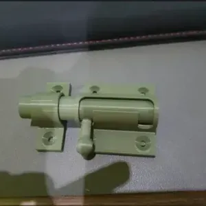 Sliding bolt latch