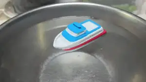 浴缸玩具：可以浮在水上的双体游轮