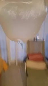 persona paracaidista con bolsa