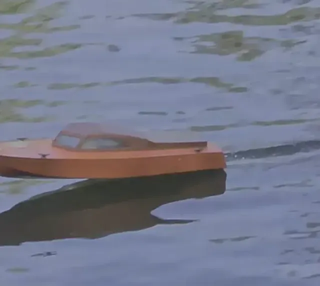 RC Boat Remora — Image 2 of 9
