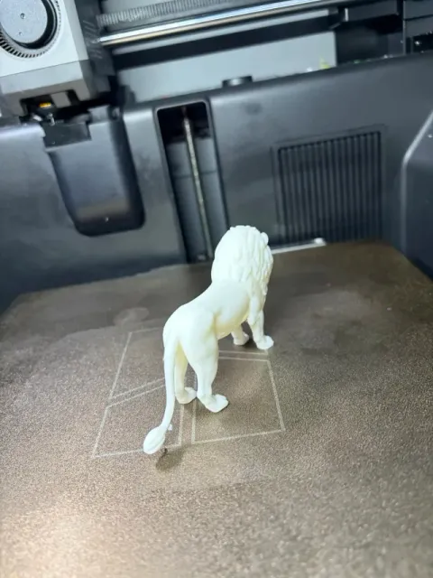 Majestic Lion Figurine-Realistic Desk Decoration — Фото 3 из 3