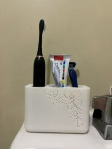 Floral toothbrush holder