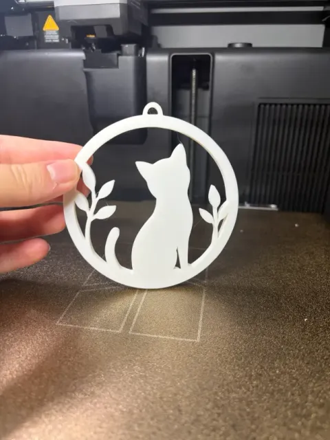 Cat Silhouette Keychain – Elegant Nature Design — Фото 2 из 4
