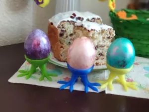 Egg stand with legs