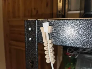 Magnetischer Kabelhalter mit Bruchschutz