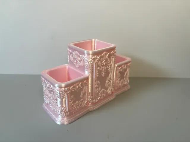 Rococo Embossed Compartmentalized Makeup Brush Holder — Фото 2 из 3