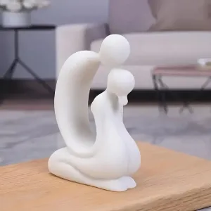 couple kiss