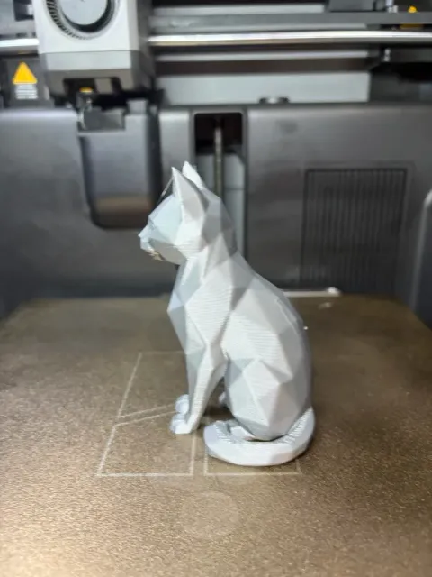 Cute Polygon Cat-Low Poly Sitting Cat Sculpture — Фото 2 из 4
