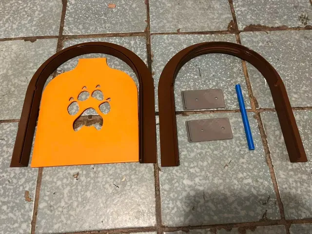 Cat door — Image 5 of 9