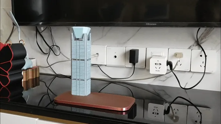 The diamond-top super high-rise commercial complex