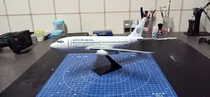 Airplane Boeing 737-200 con stand da tavolo